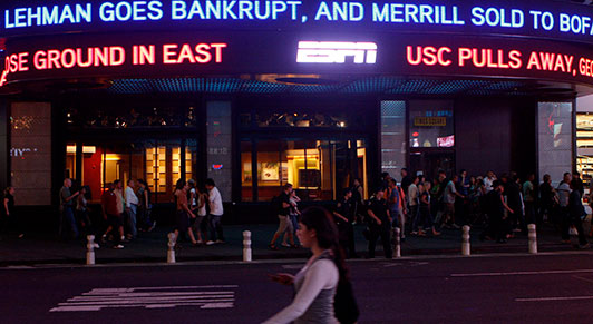 Un téléscripteur à Times Square, à New York, annonce l’effondrement de Lehman Brothers le 15 septembre 2008. Dix ans après, le secteur financier a été nettement renforcé mais toutes les réformes n’ont pas encore été mises en œuvre. (Photo : Joshua Lott/Reuters/Newscom)