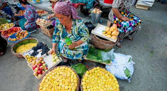 Samarkand, Uzbekistan: A women is sitting behind her fruit stand selling figs, a kind of tropical fruit in Siob Bazaar (photo: Tarzan/iStock by Getty Images) 