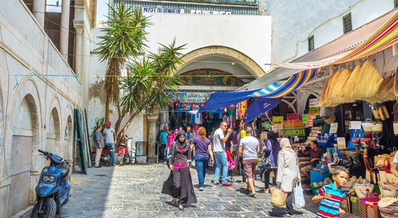 العاصمة التونسية: محال تجارية متنوعة لعرض السلع المحلية بجوار حائط الجامع الأعظم.     (الصورة: efesenko/iStock) 