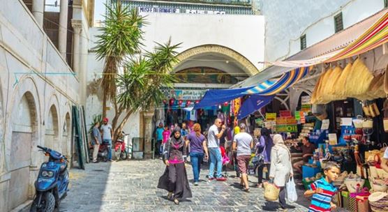 Tunis (Tunisie) : de nombreuses échoppes proposent des marchandises locales au pied de la Grande Mosquée. (photo: efesenko/iStock)