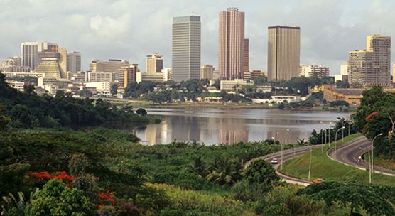 Abidjan vue de la lagune: la mise en œuvre de réformes structurelles innovatrices permettra à la Côte d’Ivoire de poursuivre son élan de croissance tout en améliorant le partage de ses bienfaits (Charles O. Cecil/Alamy photographie d’archive)