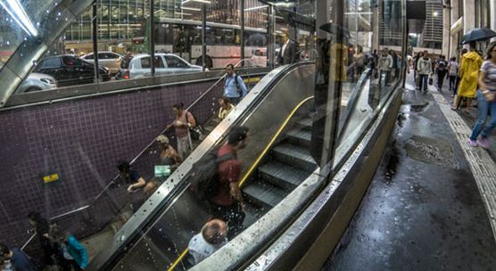 Acesso à estação Consolação do metrô, no centro de São Paulo. Projeta-se que o Brasil cresça 1,4% em 2018 (foto: Alfribeiro/iStock)