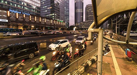 Mobil dan motor melaju di kawasan bisnis di Jakarta, Indonesia, di mana pertumbuhan diproyeksikan sebesar 5.1 persen pada tahun ini (foto: AsianDream/iStock)