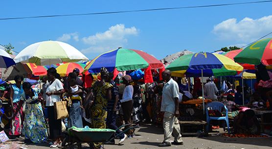 Un marché en bord de route à Brazzaville (Congo). Le programme appuyé par le FMI soutient les efforts du pays en vue d’une croissance plus forte et plus inclusive. (Photo: mtcurado/iStockphoto)