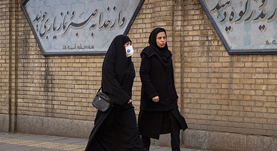 سيدتان، إحداهما ترتدي كمامة واقية، تتمشيان في أحد شوارع طهران، إيران. وقد تسببت جائحة كوفيد-19 في تفاقم التحديات التي تواجه المالية العامة في الشرق الأوسط وآسيا الوسطى (الصورة: FarzadFrames iStock by Getty)