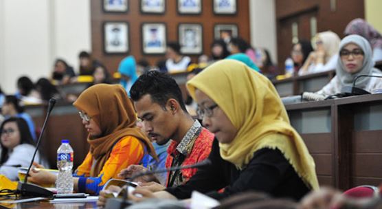 インドネシアは西ジャワ州デポックにあるインドネシア大学で授業を受ける学生の姿 インドネシアでは教育を改善することで、若年層の雇用を促進できるだろう  (写真: Zulkarnain Xinhua News Agency/Newscom)