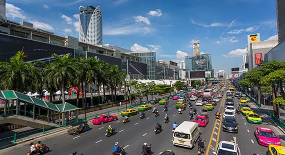 Mobil dan sepeda motor melalui jalan raya yang ramai di Bangkok, Thailand.     Perekonomian negara ini mencatat pertumbuhan yang kuat tahun lalu, sekitar     3,9 persen (Robert Harding/Newscom)