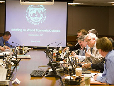 ITUC's Peter Bakvis speaks at a IMF-trade union meeting on the World Economic Outlook