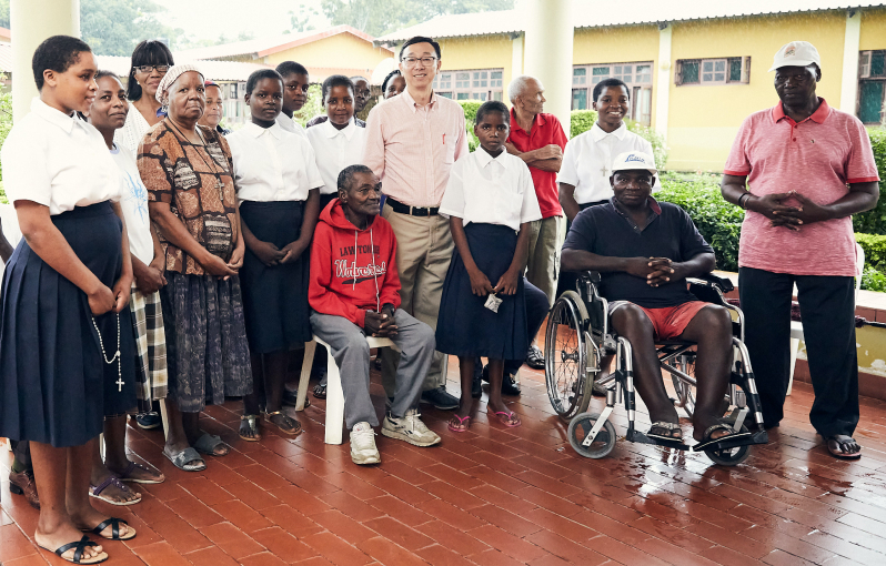 Deputy Managing Director Zhang visits Lar Dos Desamparados in Maputo, Mozambique, an asylum for abandoned elderly, and delivers a management donation in February 2020 to provide support for their diverse needs.