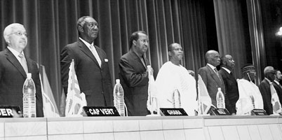 Los Presidentes de Cabo Verde, Pedro Pires; Ghana, John Kufuor; Mal, Alpha Omar Konare; el Secretario Ejecutivo de la CEDEAO, Mohamed Chambas; y los Presidentes de Senegal, Abdoulaye Wade; Cte d’Ivoire, Laurent Gbagbo; Nigeria, Olusegun Obasanjo, y Benin, Mathieu Kerekou, en la cumbre de la Nueva Asociacin para el Desarrollo de frica, mayo de 2002.