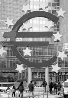 Una escultura del smbolo del euro marca la introduccin de la nueva moneda en Alemania.