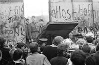 Habitantes de Berln Occidental observan la demolicin del Muro de Berln en noviembre de 1989.