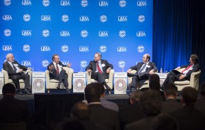 (Izq. a der.) Miguel Castilla , Joaquim Levy , David Lipton , Nathan Sheets, y Carmen Reinhart en la sesión de clausura (foto: FMI) .