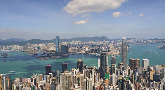 Vista de Hong Kong desde Victoria Peak. Los precios de las viviendas en los distintos países y ciudades se mueven cada vez más al unísono (fotografía: Fraser Hall/Robert Harding/Newscom).