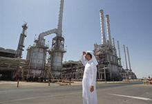 沙特阿拉伯设于拉斯坦努拉的最大炼油厂：由于大宗商品价格下跌，许多国家收入下降，石油生产国遭受的打击尤其严重。（摄影：Jacques Langevin/Sygma/Corbis ） 